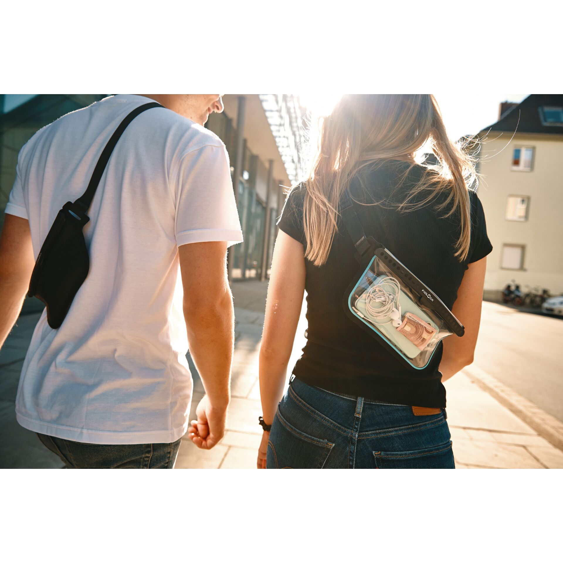 Bekleidung, T-shirt, Person, Handtasche, Hand