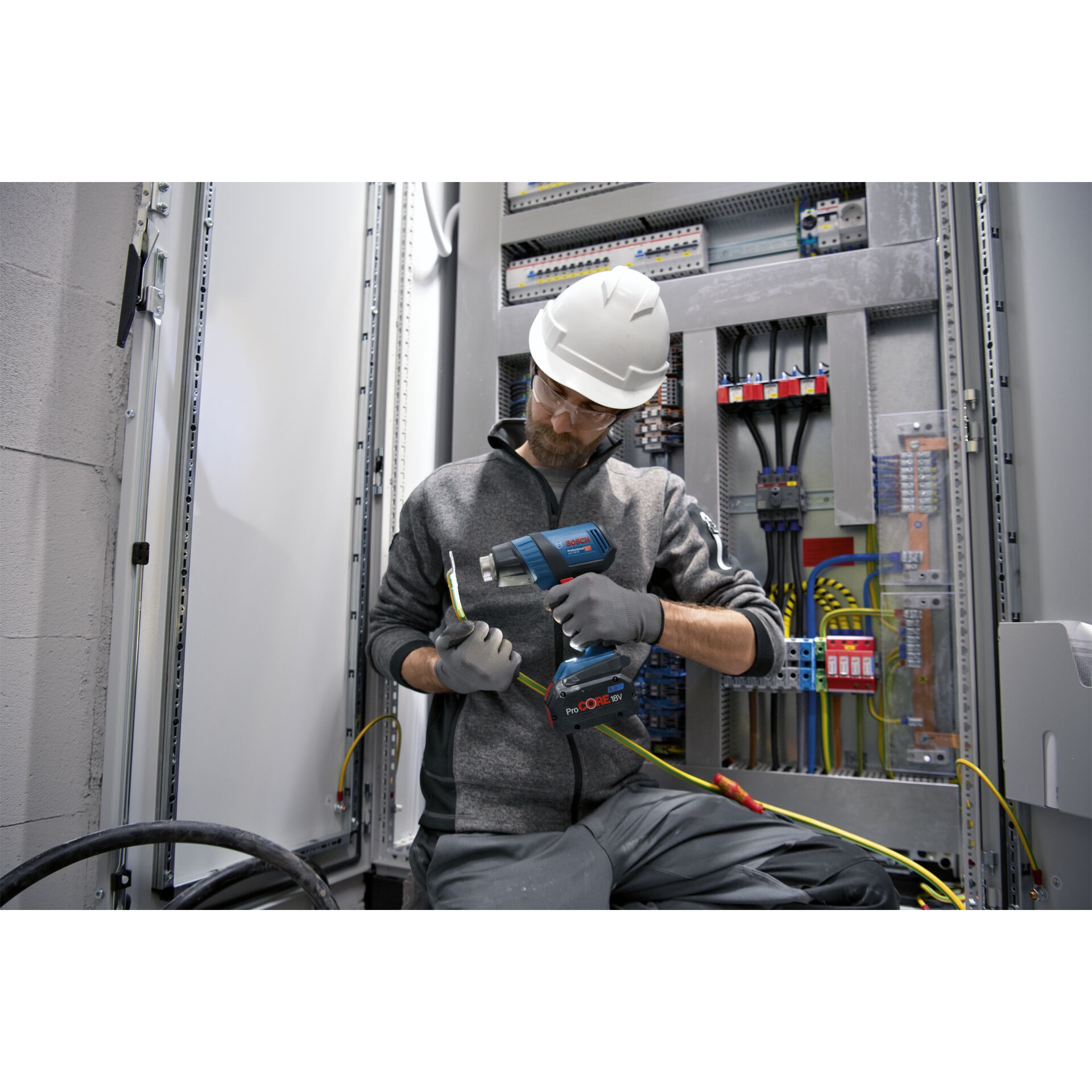 Person, Arbeiter, Handschuh, Schutzhelm, Elektrische Bohrmaschine