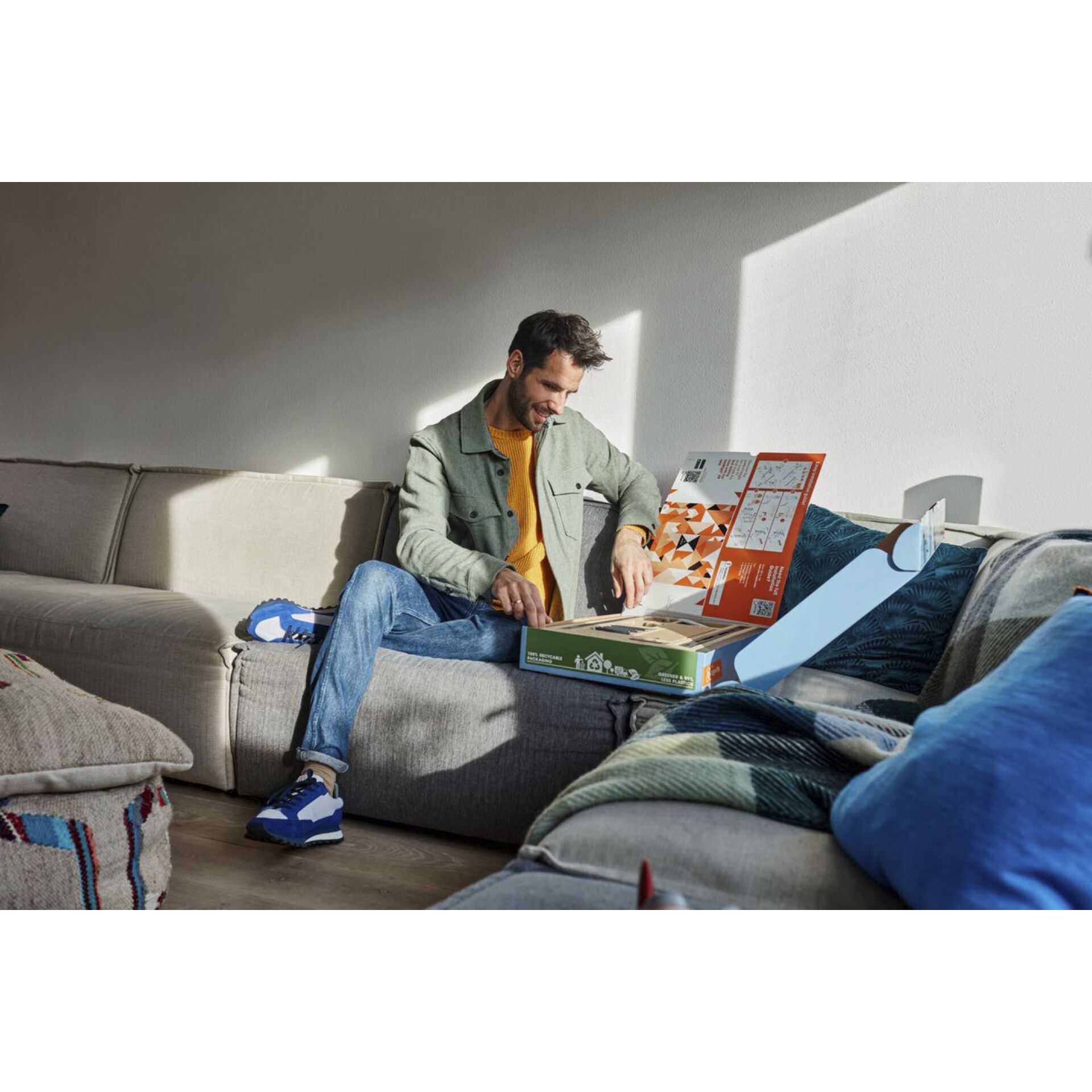 Sitzend, Couch, Hosen, Wohnzimmer, Kaffeetisch