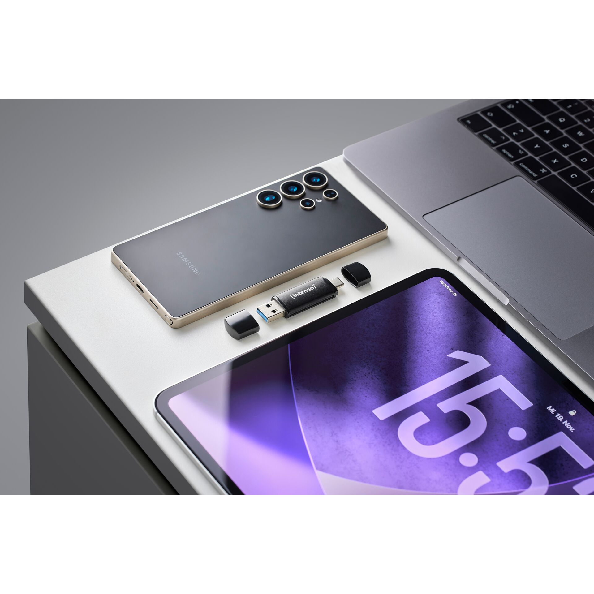Smartphone, Kamera-Linse, USB-C Adapter, Ladegerät, Tablet-Display
