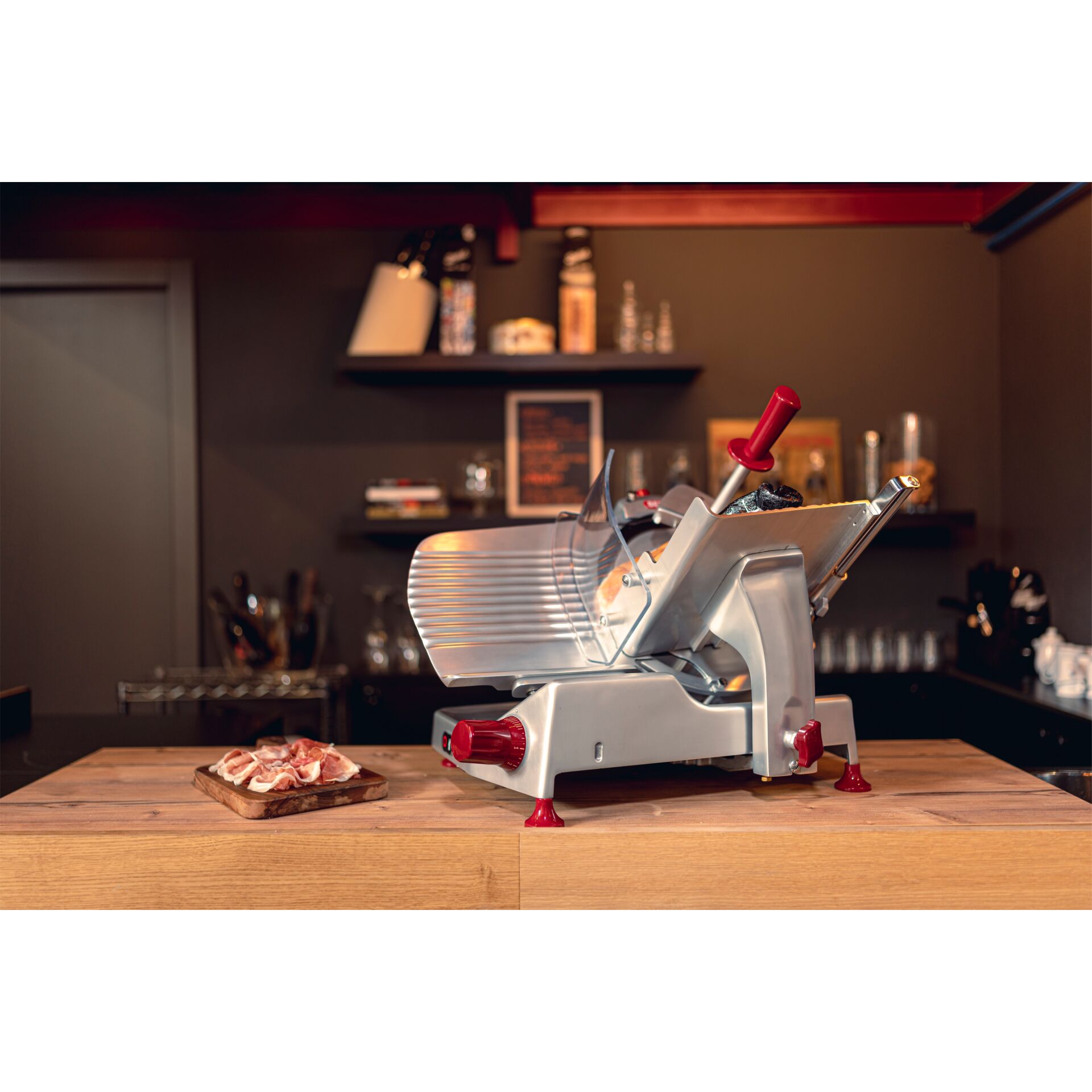  Fleischschneidemaschine, Küchengerät, Edelstahl, rote Akzente, Schneidbrett mit Fleisch